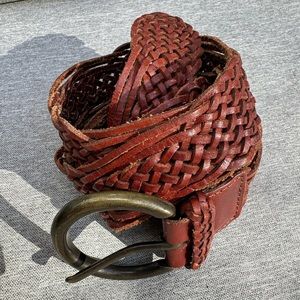 Woven belt in brown/orange brown - size M.